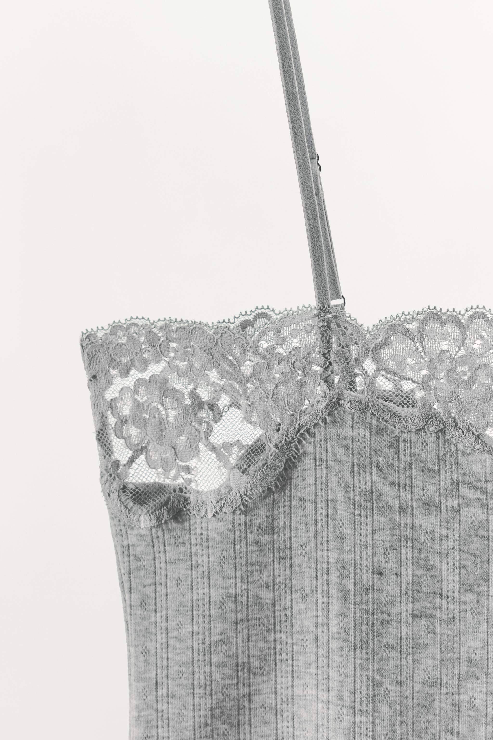 TOP EN MAILLE POINTELLE ET DENTELLE